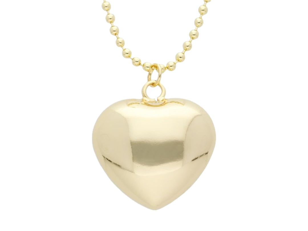 Collar dorado con dije en forma de corazón pulido y cadena de esferas sobre fondo blanco.