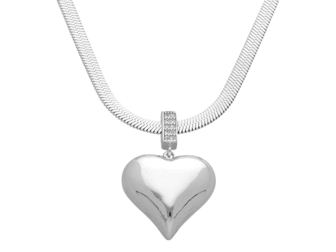 Collar de plata con dije en forma de corazón brillante y cadena tipo serpiente.