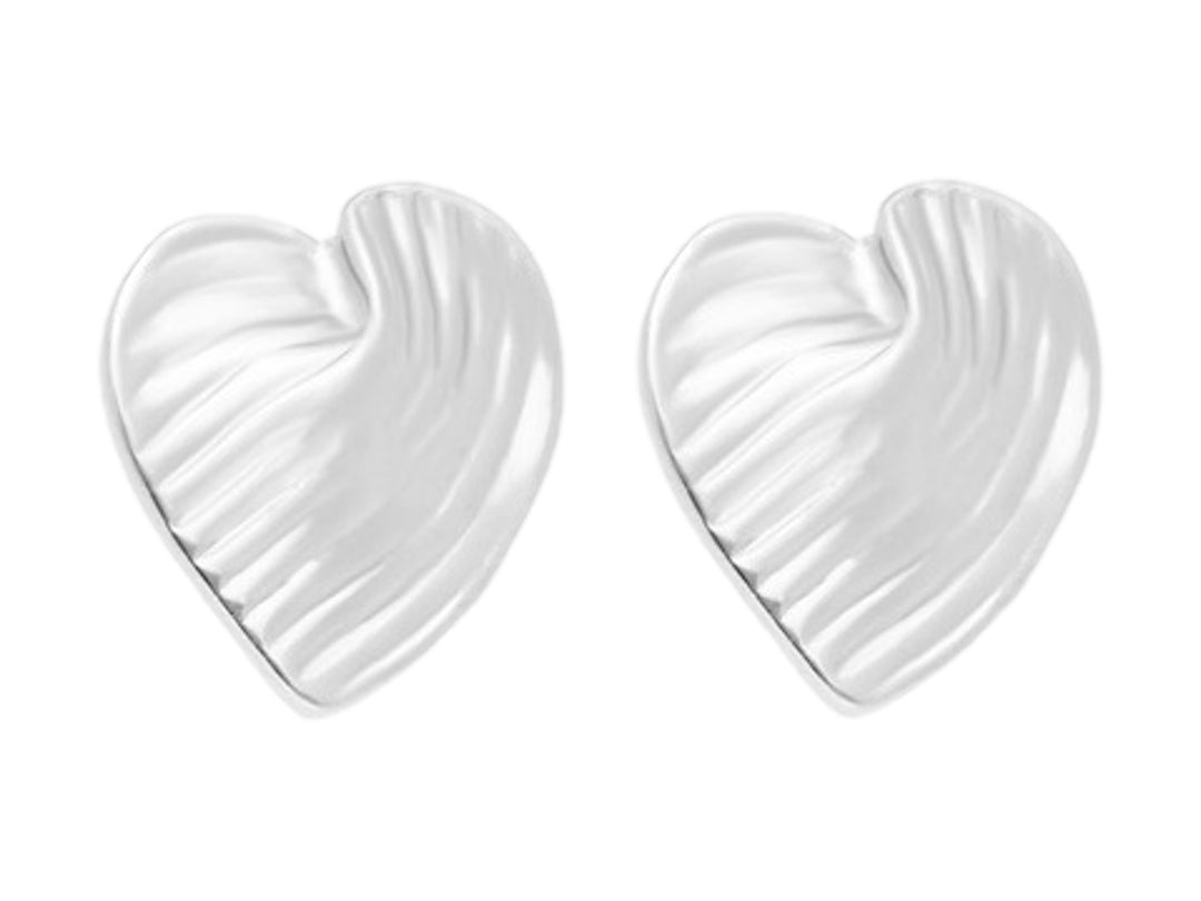 Par de pendientes de plata en forma de corazón con textura ondulada y acabado brillante.