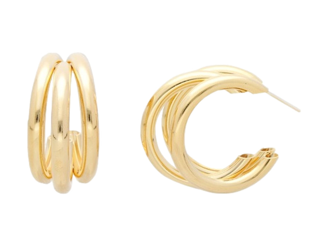 Par de pendientes dorados estilo triple aro circular con acabado brillante.