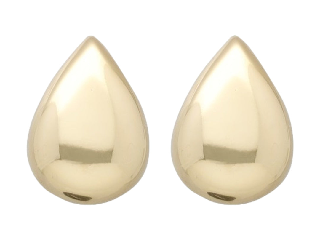 Par de pendientes dorados con forma de gota y acabado brillante pulido sobre fondo blanco.