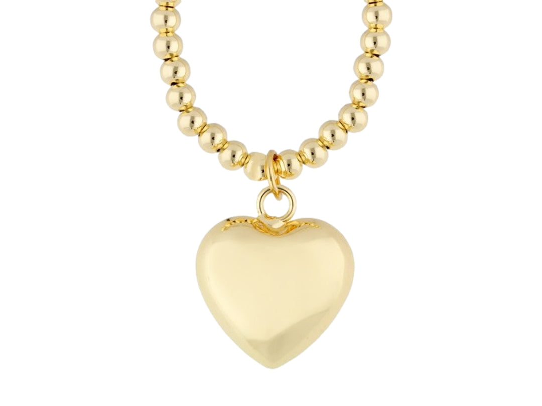 Collar dorado de cuentas con un dije en forma de corazón pulido y brillante.