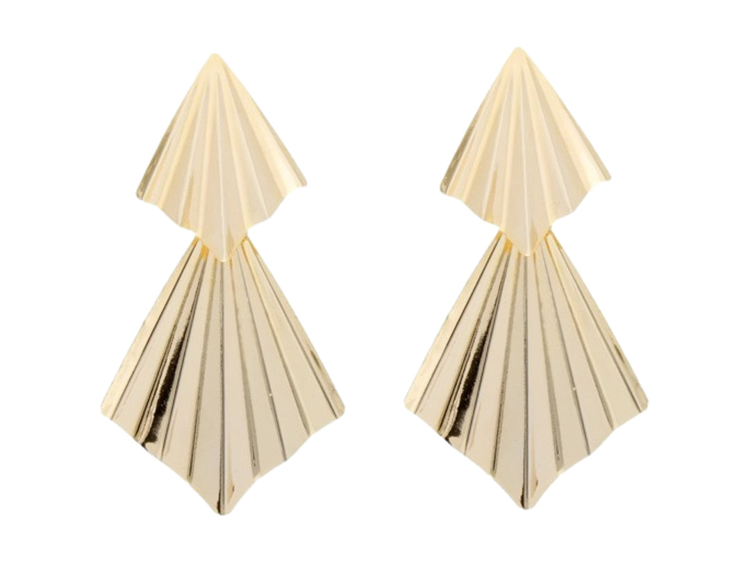 Par de pendientes dorados con diseño geométrico de líneas verticales y forma de diamante