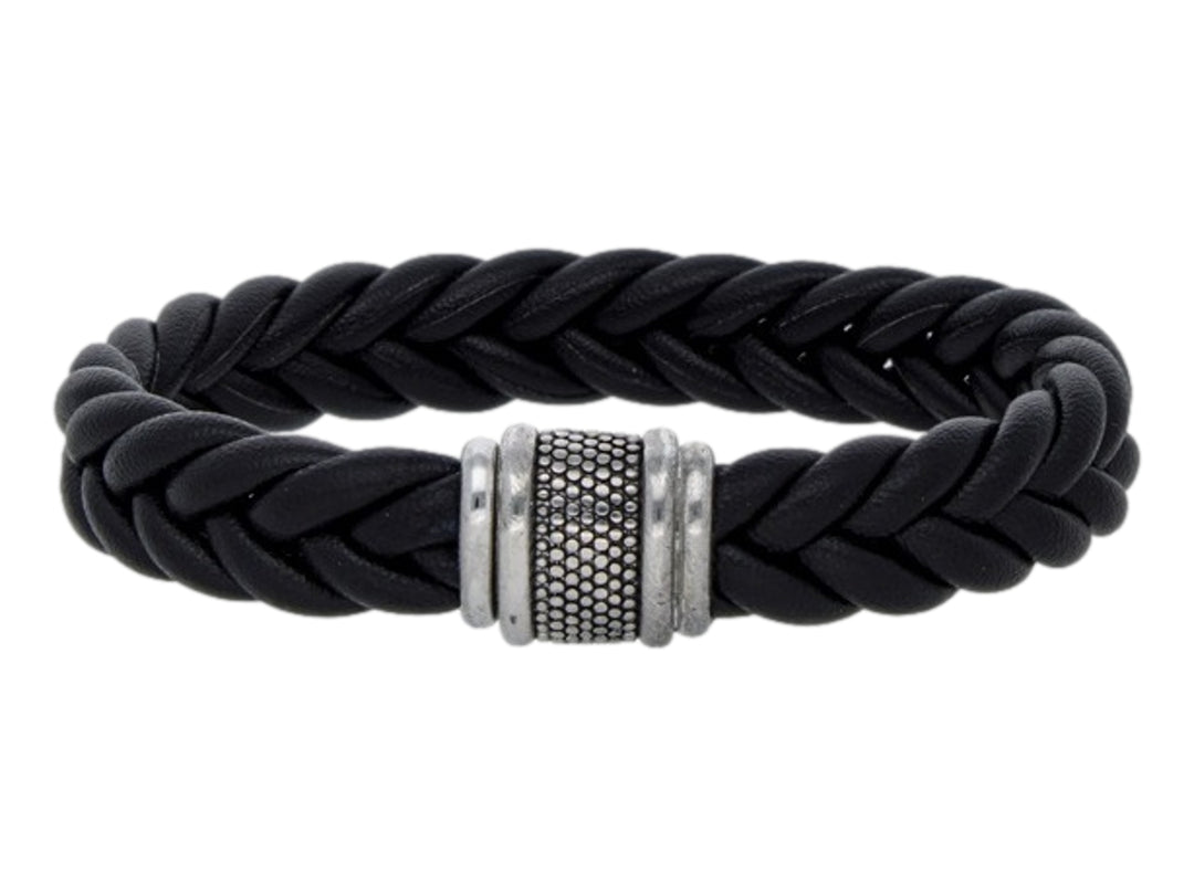Pulsera de cuero sintético negro trenzado con un cierre central metálico plateado texturizado.
