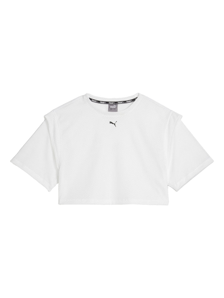 Mujer vistiendo una camiseta crop top blanca de malla de la marca PUMA.
