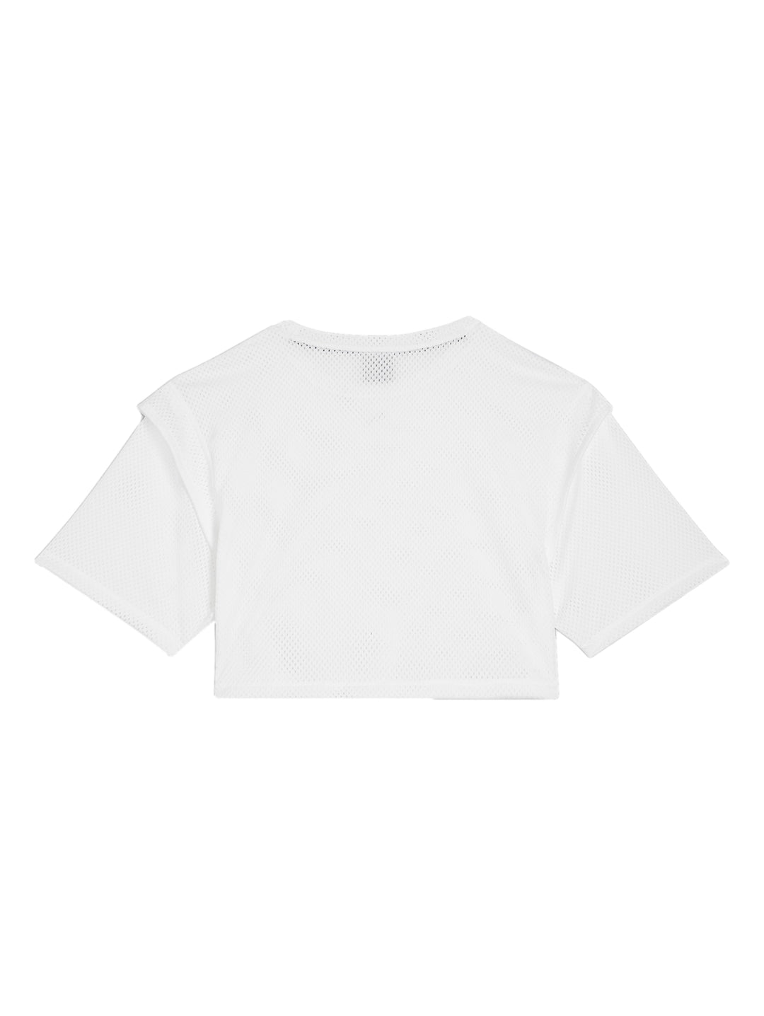 Mujer vistiendo una camiseta crop top blanca de malla de la marca PUMA.