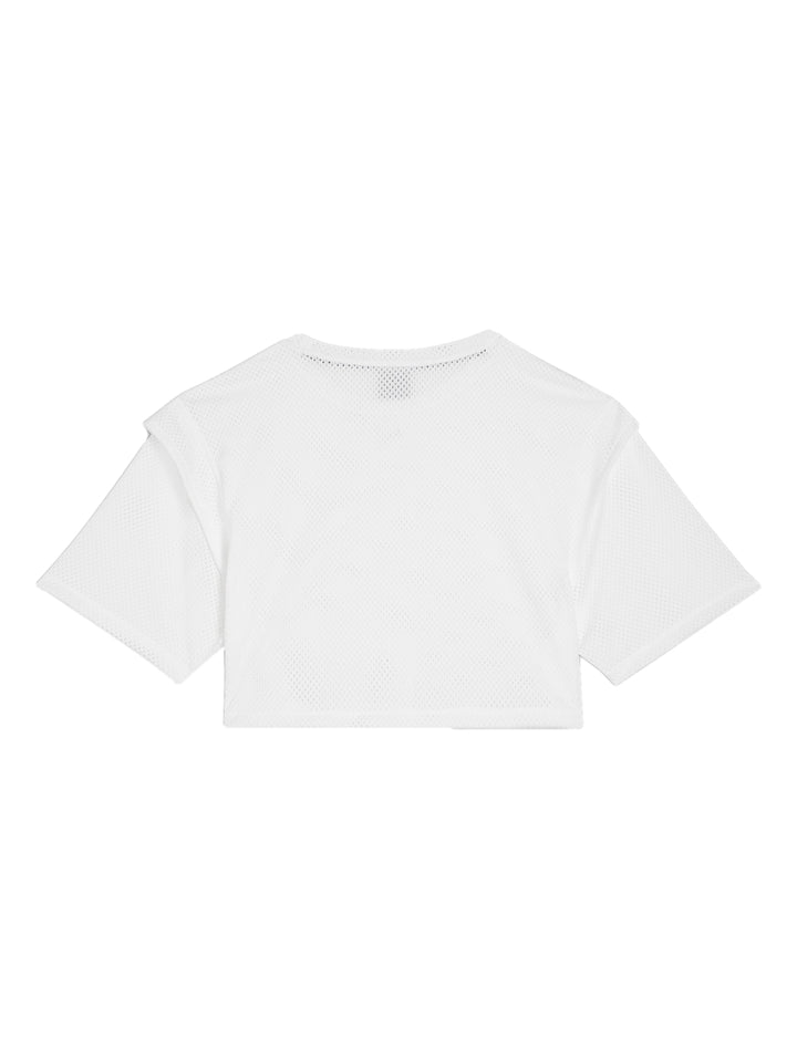 Mujer vistiendo una camiseta crop top blanca de malla de la marca PUMA.