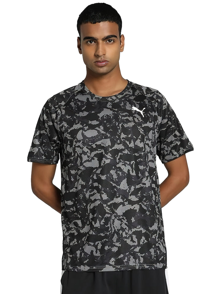 Camiseta deportiva PUMA de manga corta con estampado de camuflaje en colores negro y gris.