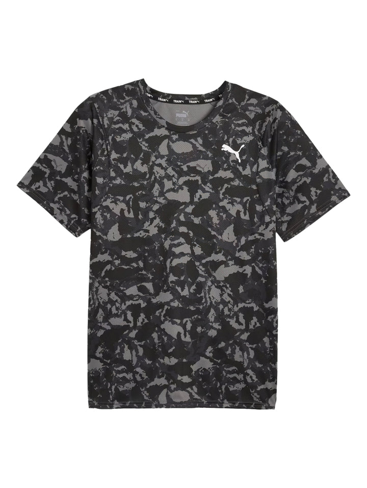 Camiseta deportiva PUMA de manga corta con estampado de camuflaje en colores negro y gris.