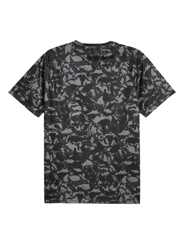 Camiseta deportiva PUMA de manga corta con estampado de camuflaje en colores negro y gris.