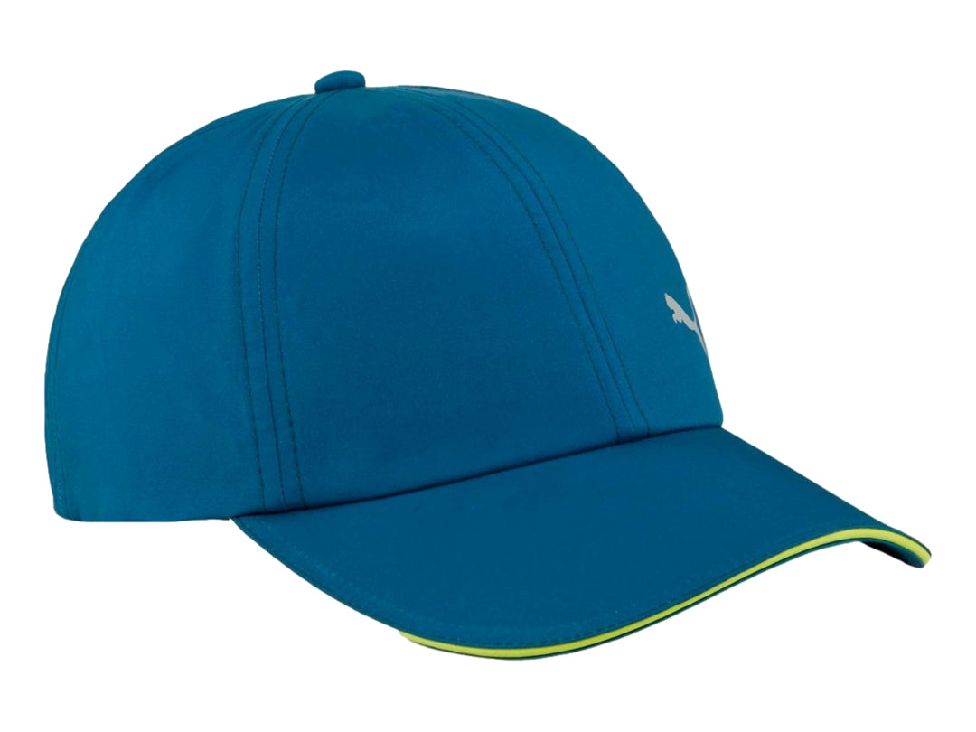 Gorra deportiva PUMA color azul océano con borde de visera en amarillo neón y logotipo frontal blanco.