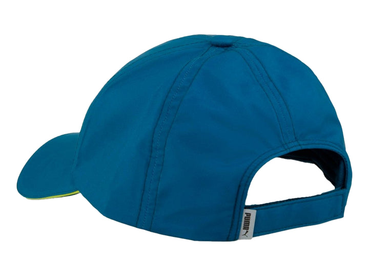 Gorra deportiva PUMA color azul océano con borde de visera en amarillo neón y logotipo frontal blanco.