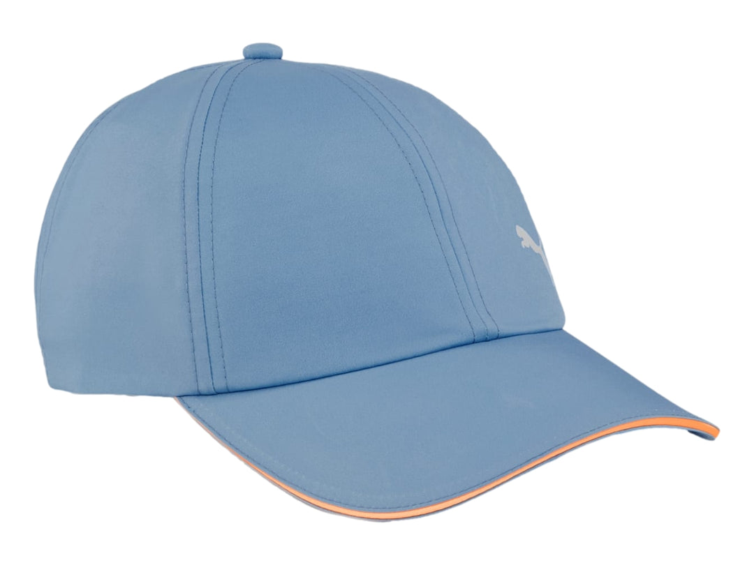 Gorra deportiva PUMA color azul zen con detalle naranja en el borde de la visera.