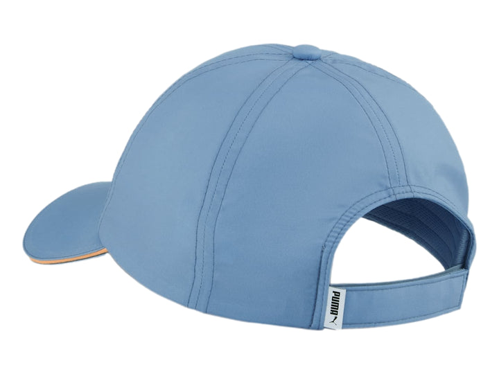 Gorra deportiva PUMA color azul zen con detalle naranja en el borde de la visera.