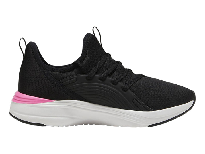 Tenis deportivos PUMA color negro con suela blanca y un detalle en rosa en la parte posterior.