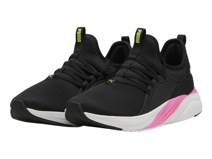 Tenis deportivos PUMA color negro con suela blanca y un detalle en rosa en la parte posterior.