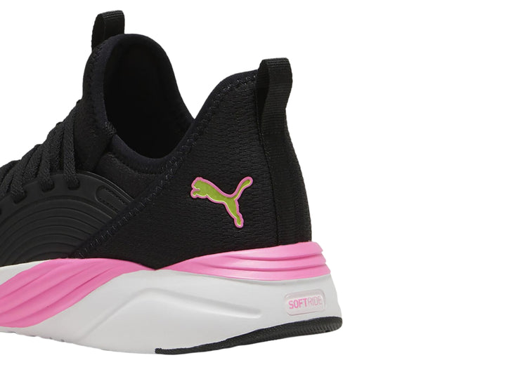 Tenis deportivos PUMA color negro con suela blanca y un detalle en rosa en la parte posterior.