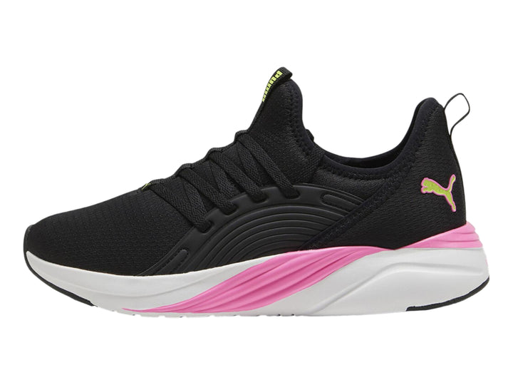 Tenis deportivos PUMA color negro con suela blanca y un detalle en rosa en la parte posterior.