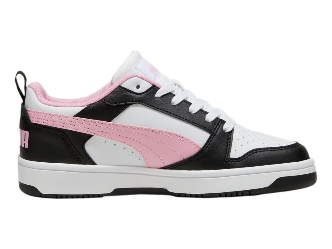 Tenis PUMA Rebound V6 Low en colores blanco, negro y rosa con suela blanca.