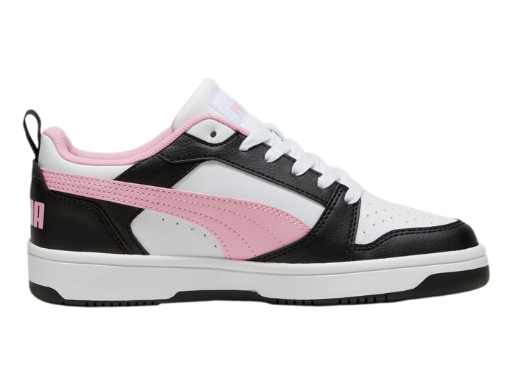 Tenis PUMA Rebound V6 Low en colores blanco, negro y rosa con suela blanca.