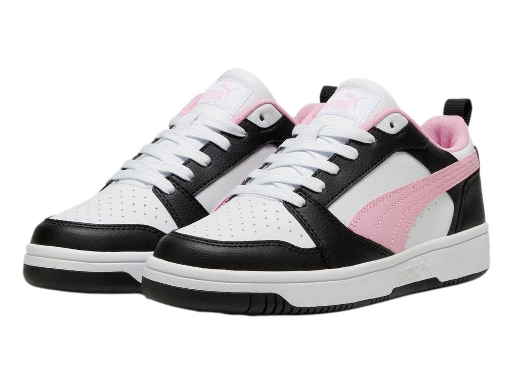 Tenis PUMA Rebound V6 Low en colores blanco, negro y rosa con suela blanca.