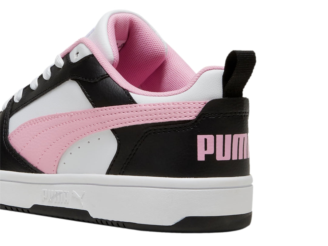 Tenis PUMA Rebound V6 Low en colores blanco, negro y rosa con suela blanca.