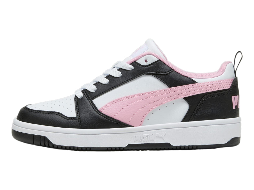 Tenis PUMA Rebound V6 Low en colores blanco, negro y rosa con suela blanca.