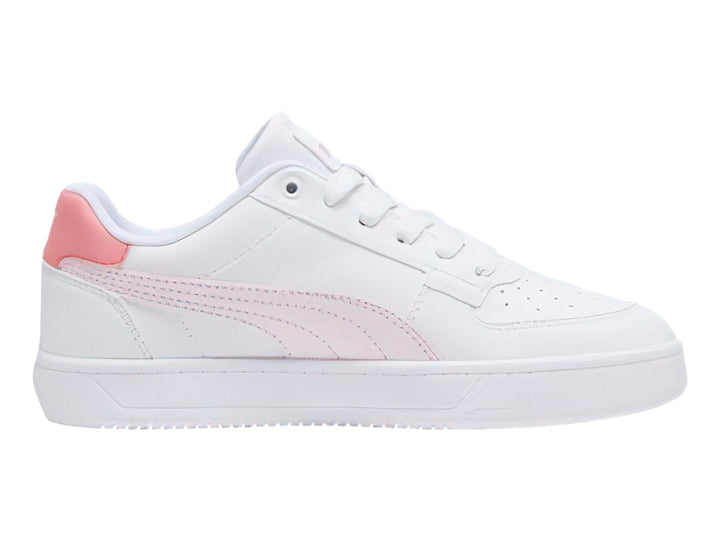 Tenis PUMA blancos con detalles en color rosa pastel y suela blanca para niños.