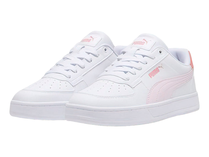 Tenis PUMA blancos con detalles en color rosa pastel y suela blanca para niños.