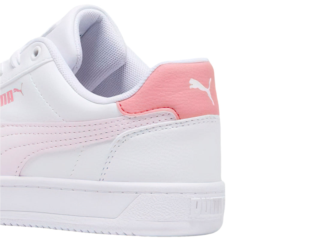 Tenis PUMA blancos con detalles en color rosa pastel y suela blanca para niños.