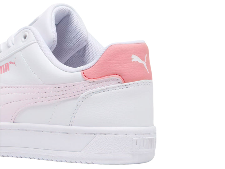 Tenis PUMA blancos con detalles en color rosa pastel y suela blanca para niños.