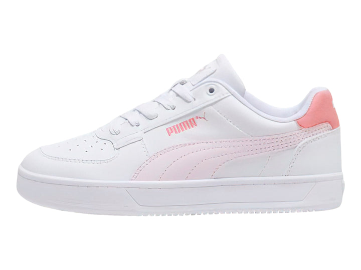 Tenis PUMA blancos con detalles en color rosa pastel y suela blanca para niños.