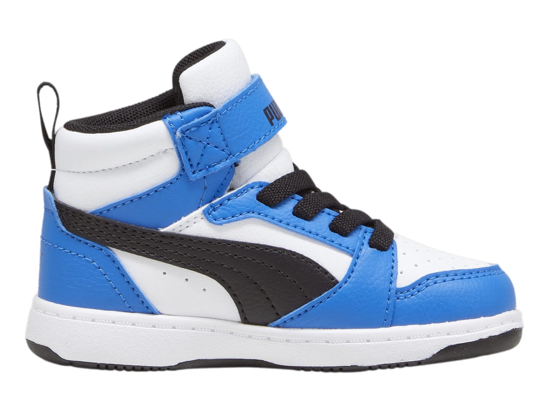 Tenis PUMA Rebound V6 Mid para niño en colores blanco, azul y negro con correa de velcro.