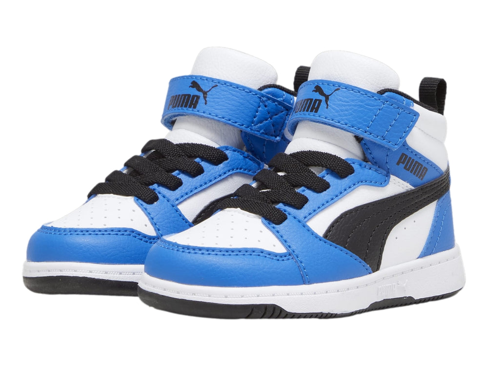 Tenis PUMA Rebound V6 Mid para niño en colores blanco, azul y negro con correa de velcro.