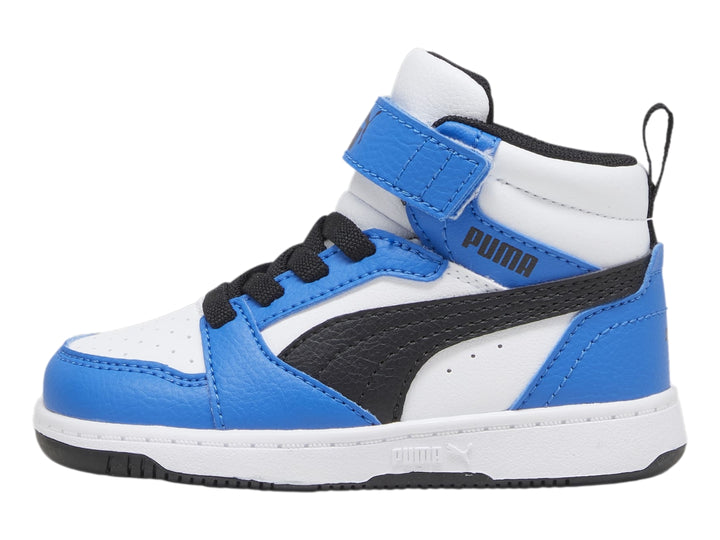 Tenis PUMA Rebound V6 Mid para niño en colores blanco, azul y negro con correa de velcro.