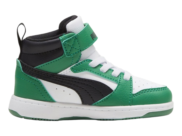 Tenis PUMA Rebound V6 Mid infantiles en colores blanco, verde y negro con correa de velcro.