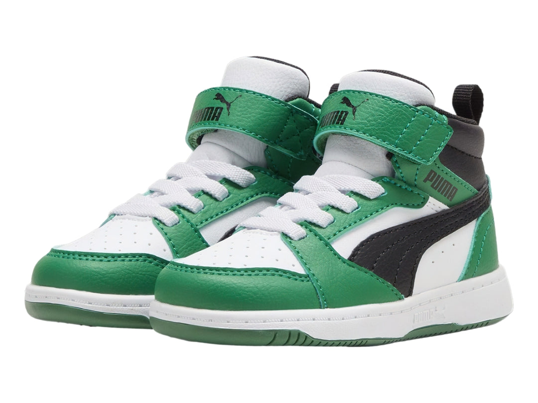 Tenis PUMA Rebound V6 Mid infantiles en colores blanco, verde y negro con correa de velcro.