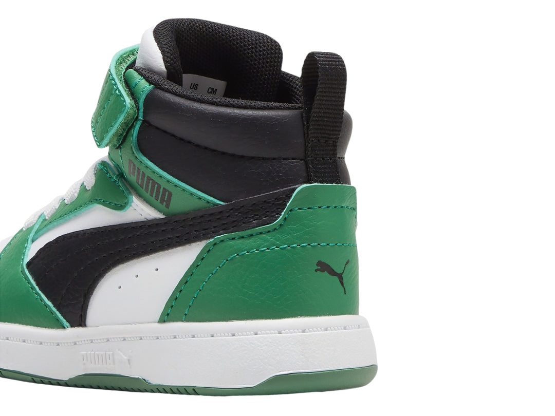 Tenis PUMA Rebound V6 Mid infantiles en colores blanco, verde y negro con correa de velcro.