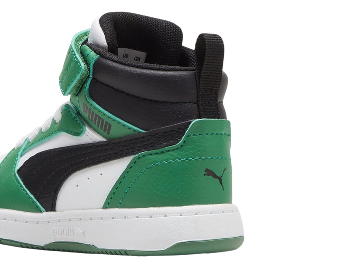 Tenis PUMA Rebound V6 Mid infantiles en colores blanco, verde y negro con correa de velcro.