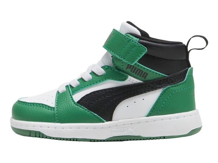 Tenis PUMA Rebound V6 Mid infantiles en colores blanco, verde y negro con correa de velcro.