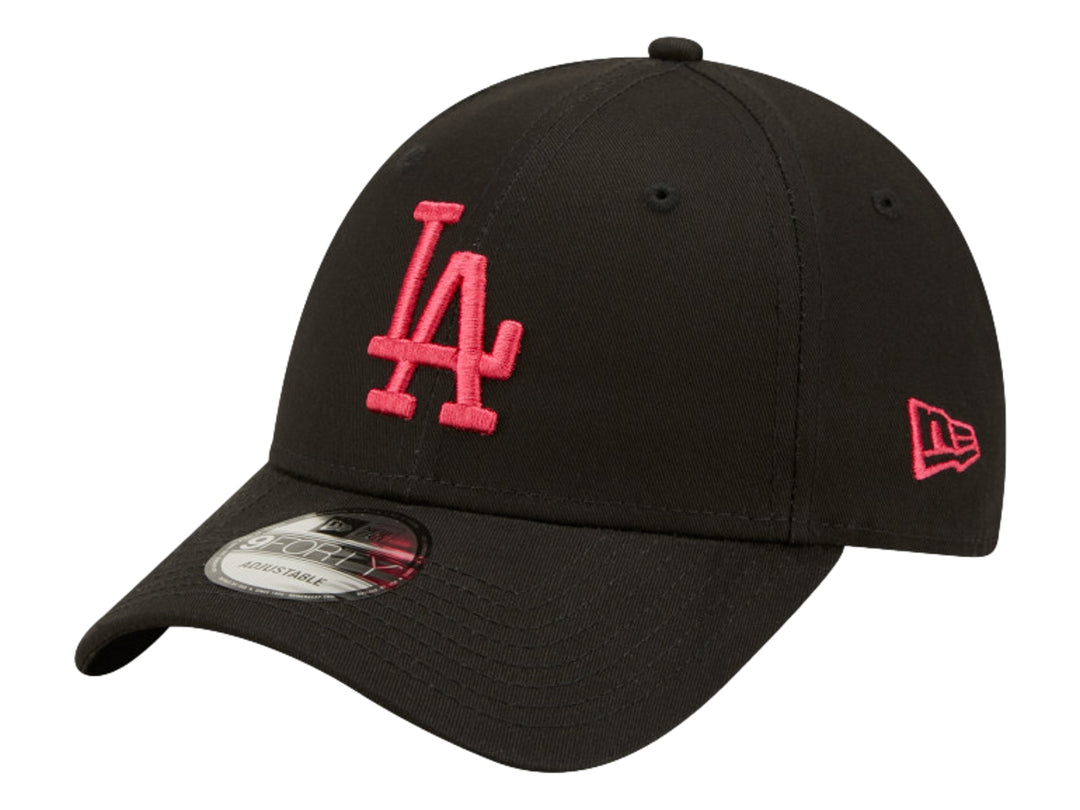 Gorra New Era negra con logotipo de los Dodgers de Los Ángeles bordado en color rosa.
