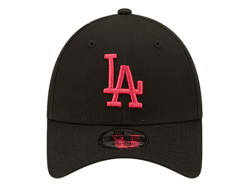 Gorra New Era negra con logotipo de los Dodgers de Los Ángeles bordado en color rosa.