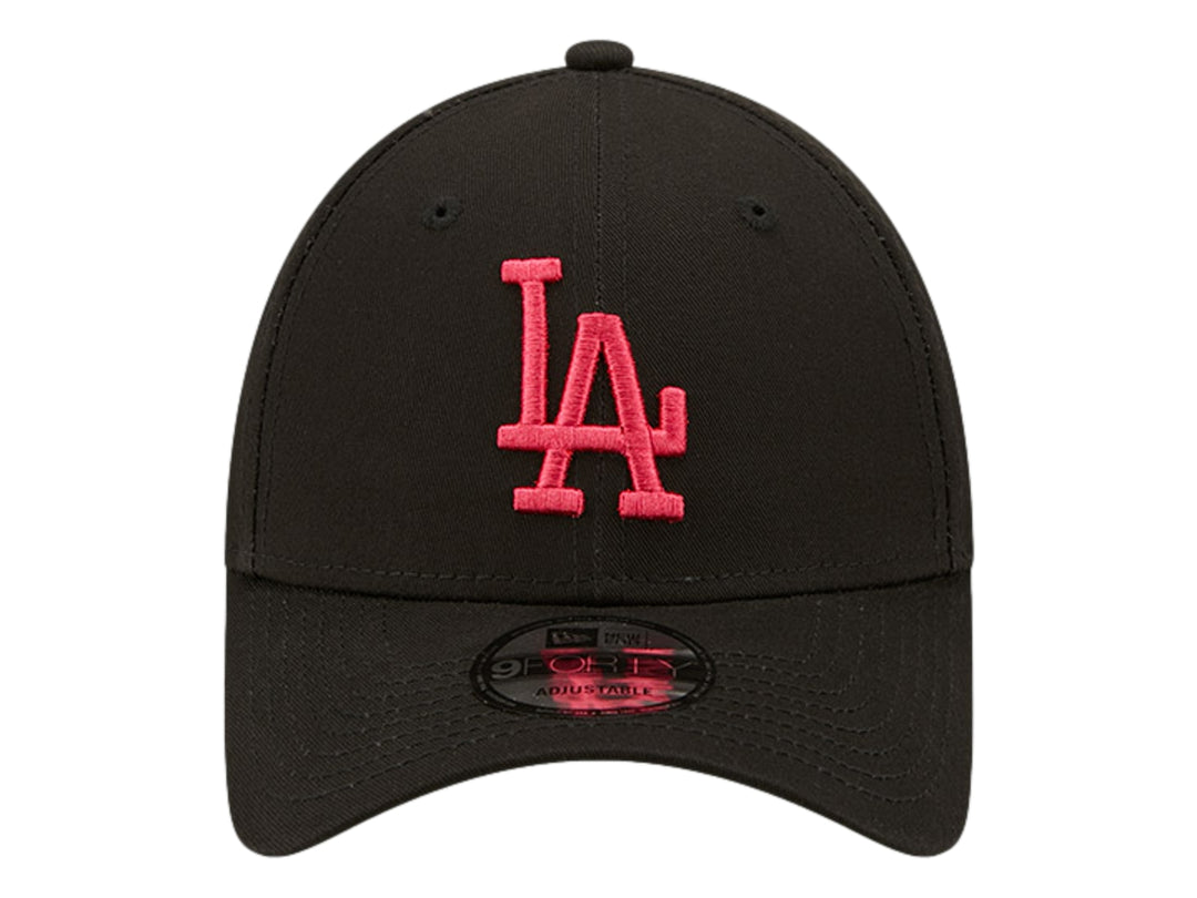 Gorra New Era negra con logotipo de los Dodgers de Los Ángeles bordado en color rosa.