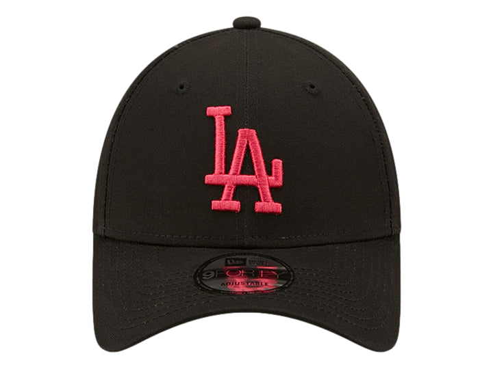 Gorra New Era negra con logotipo de los Dodgers de Los Ángeles bordado en color rosa.