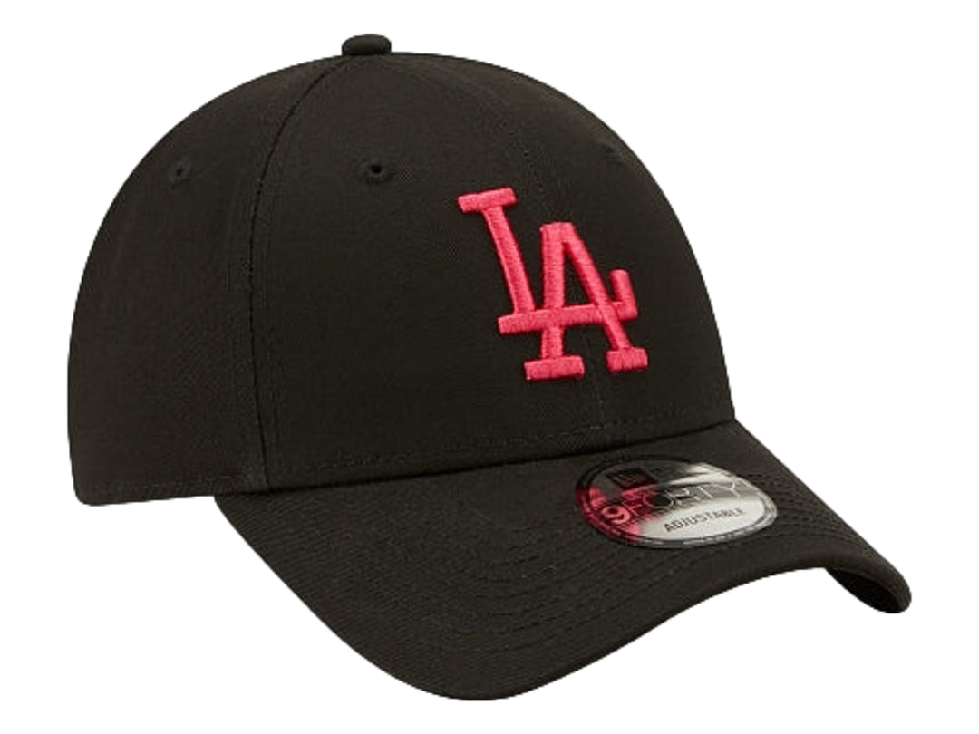 Gorra New Era negra con logotipo de los Dodgers de Los Ángeles bordado en color rosa.
