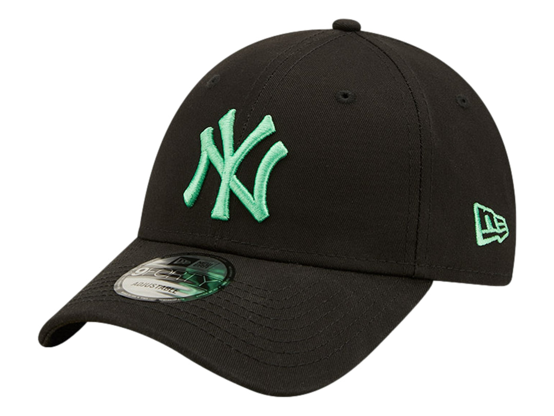 Gorra New Era negra con logotipo de los New York Yankees bordado en color verde menta y visera curva.
