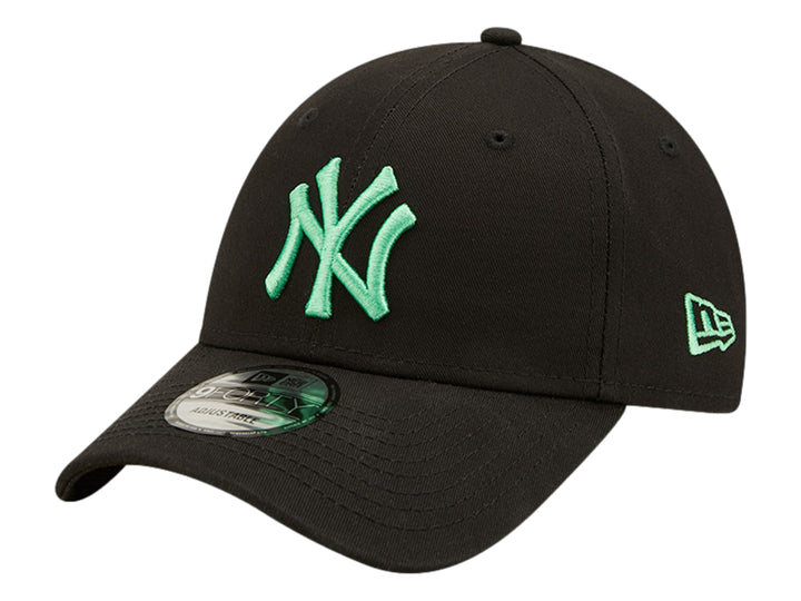 Gorra New Era negra con logotipo de los New York Yankees bordado en color verde menta y visera curva.