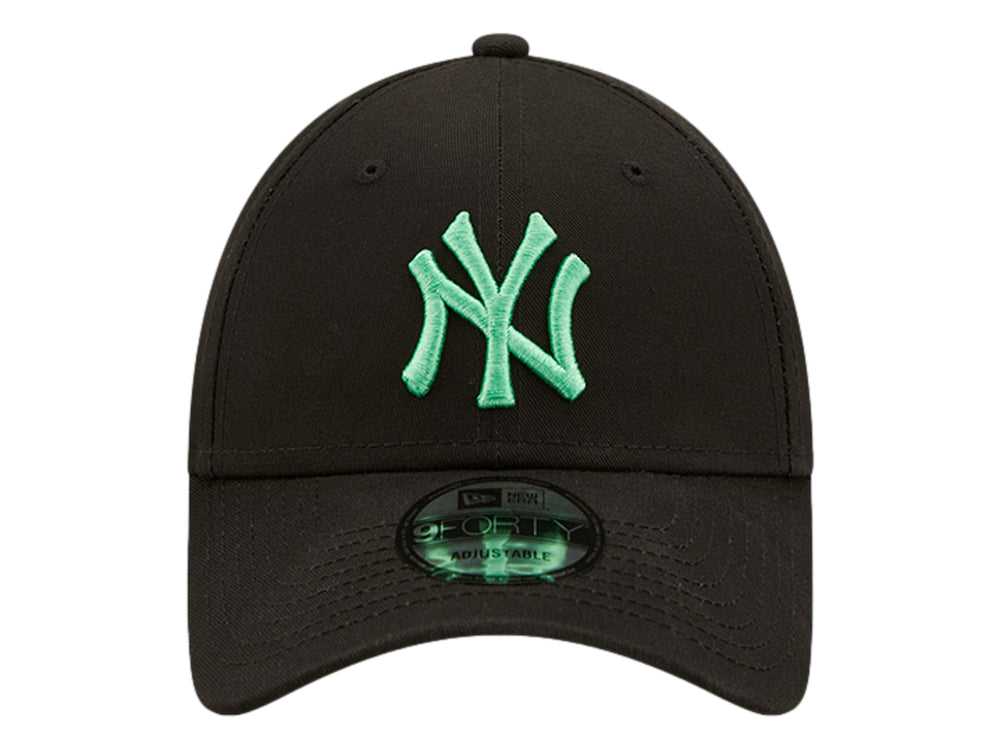 Gorra New Era negra con logotipo de los New York Yankees bordado en color verde menta y visera curva.