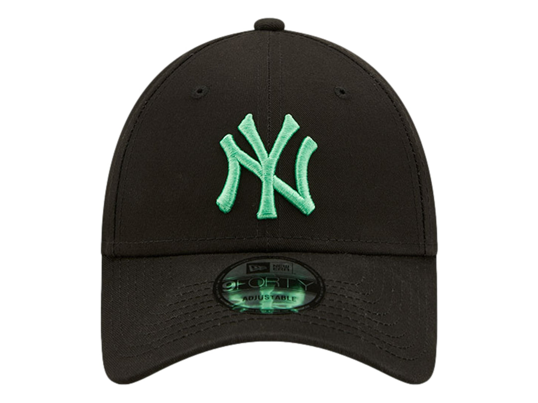 Gorra New Era negra con logotipo de los New York Yankees bordado en color verde menta y visera curva.
