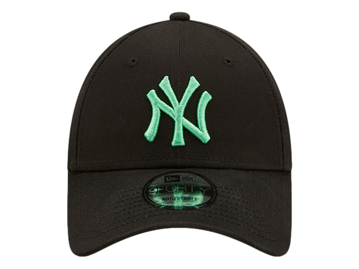 Gorra New Era negra con logotipo de los New York Yankees bordado en color verde menta y visera curva.